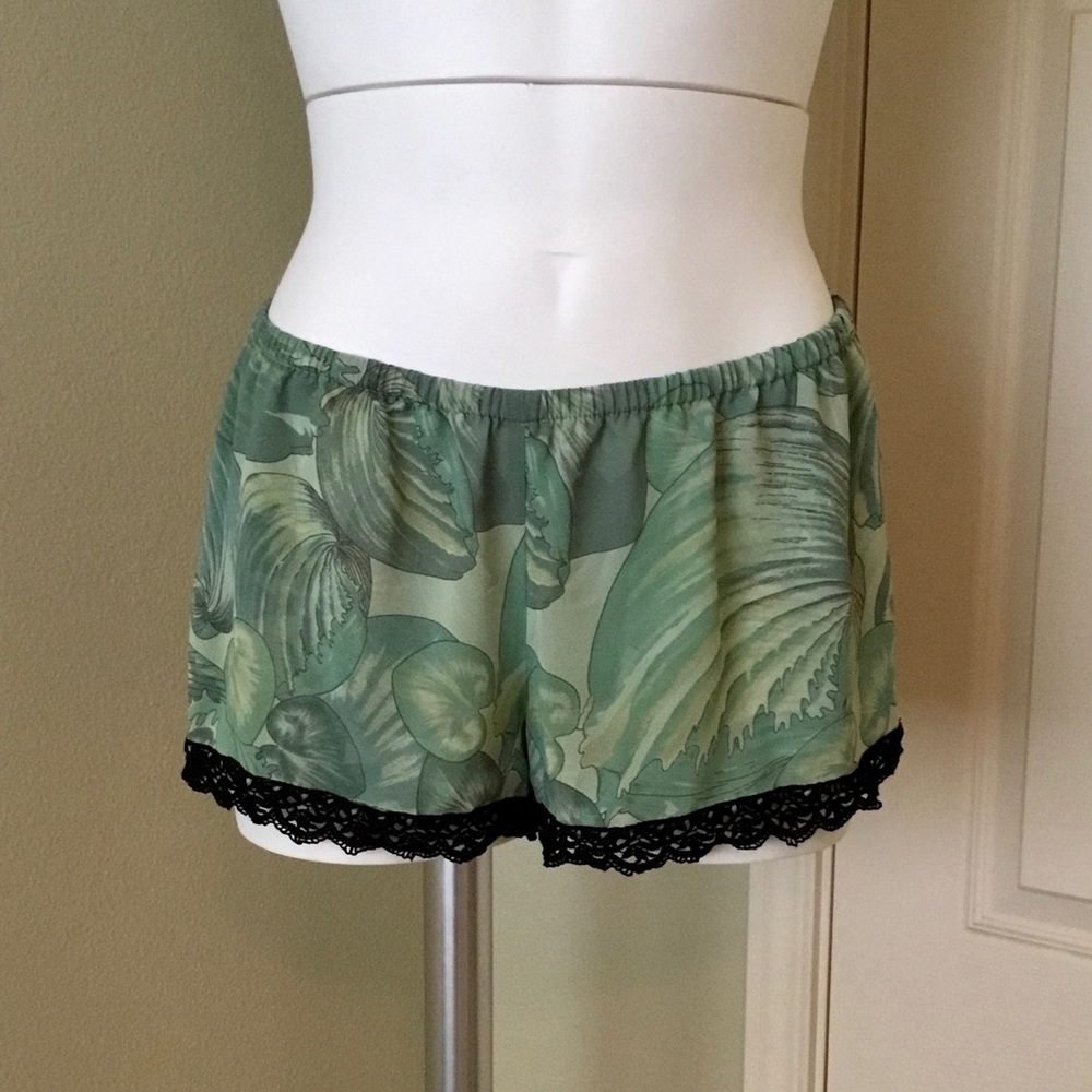 SMYM Crochet Hem Shorts